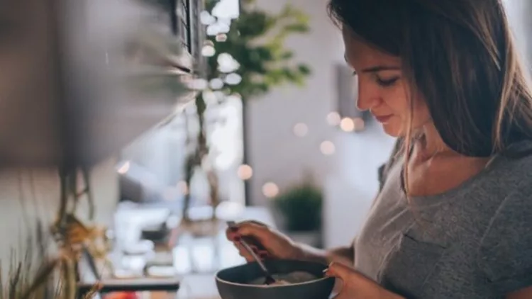 Πώς φεύγει η καούρα; Οι τροφές που πρέπει να βάλεις στη διατροφή σου