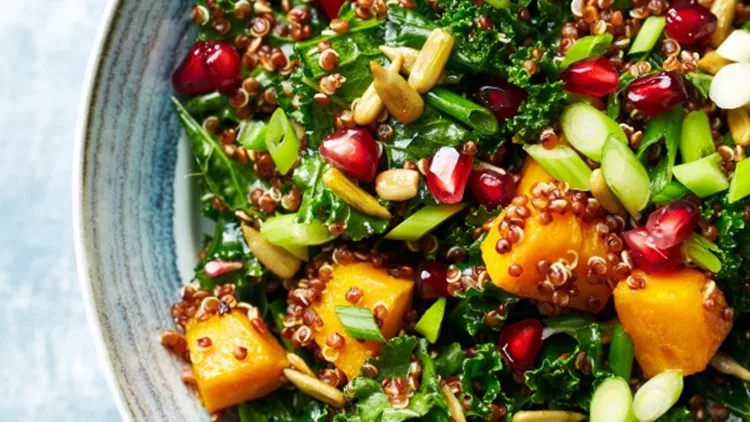 Οι σαλάτες του φθινοπώρου: 10 συνταγές με λαχανικά και φρούτα της εποχής