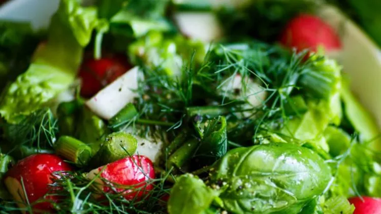Πώς να φτιάξεις μια νόστιμη και υγιεινή σαλάτα; Τα 6 βασικά βήματα της διατροφολόγου