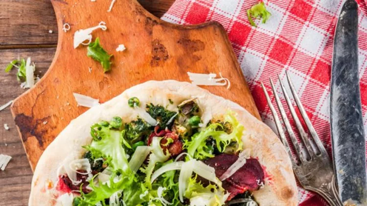 Χορτοφαγική vegan πίτσα με τυρί από κάσιους, σάλτσα pesto και λαχανικά