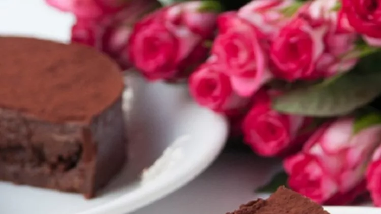 Νηστίσιμη τούρτα με σοκολάτα και ταχίνι χωρίς γλουτένη