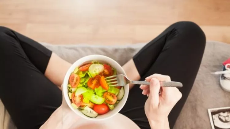 Vegan εγκυμοσύνη: Τι να γνωρίζεις, τι να προσέχεις στη διατροφή σου