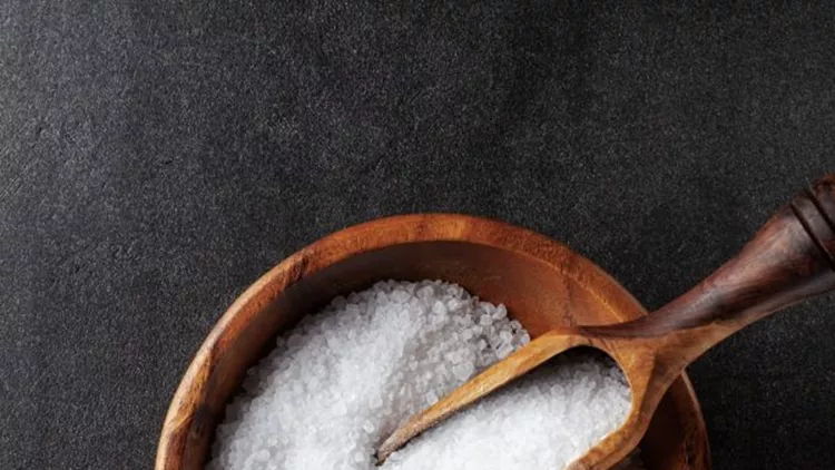 Πόσο αλάτι πρέπει να τρώμε και πώς θα μειώσεις το πολύ αλάτι στη διατροφή σου