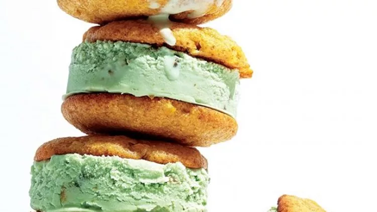 Πώς θα φτιάξεις μπισκότα καλαμποκιού (και σάντουιτς με παγωτό!)