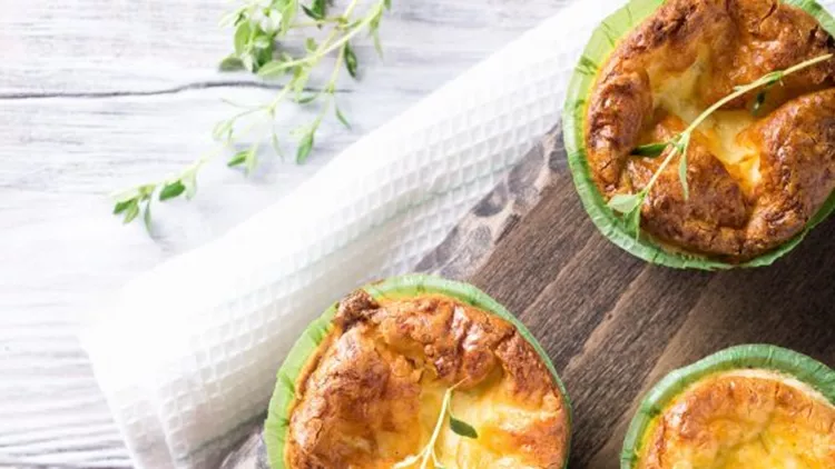 Συνταγή για αλμυρά μάφινς με κρεμμύδι και κάρυ