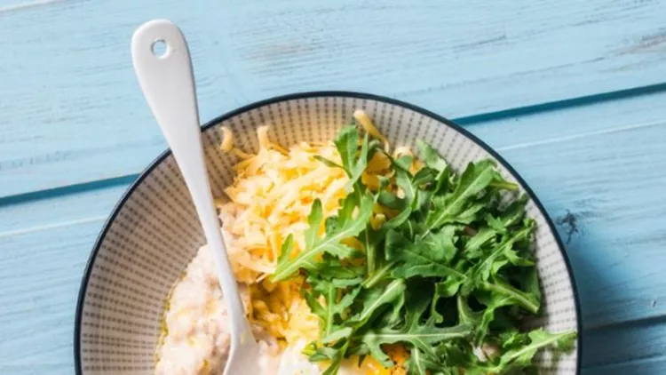 Πώς τρώγεται η βρώμη; 10 συνδυασμοί με αλμυρά toppings για το πρωινό και μεσημεριανό σου