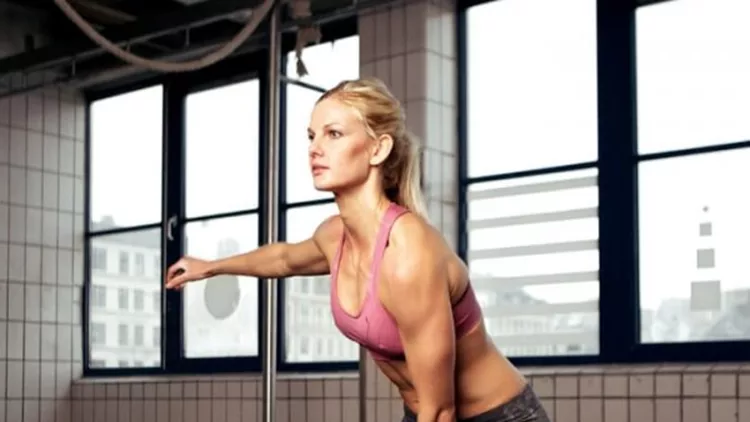 Βίντεο γυμναστικής: Ασκήσεις με kettlebells για γυναίκες: Δυνατή κοιλιά, πλάτη, μπράτσα, γάμπες, μηροί, γλουτοί με 1 κίνηση