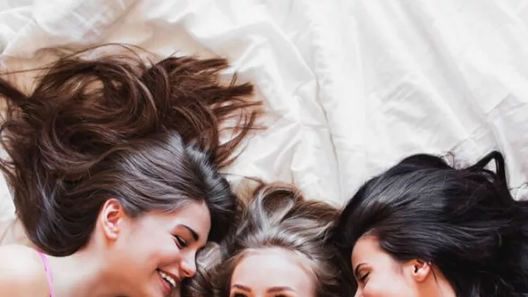 Τέλεια μαλλιά το πρωί: 5 πράγματα για να κάνεις πριν τον ύπνο