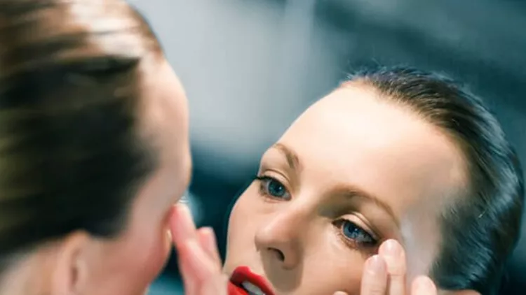 Ενοχλήσεις στα μάτια; Τα πιο συχνά προβλήματα και οι λύσεις (τσούξιμο, φαγούρα, βλέπεις σημαδάκια ή θολά;)