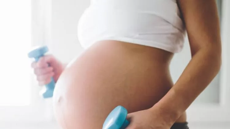 Εγκυμοσύνη και άσκηση: Πώς θα παραμείνεις σε φόρμα; Να πας γυμναστήριο ή να επιλέξεις κάτι άλλο;