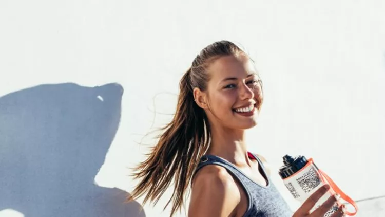 Πώς να δείχνω 10 χρόνια νεότερη; Η επιστήμη βρήκε τη δραστηριότητα που πρέπει να κάνεις