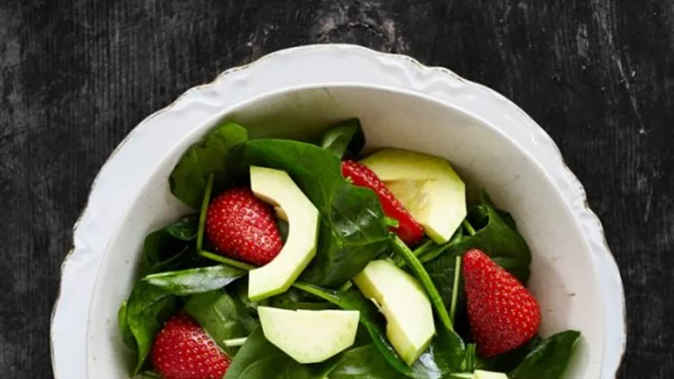 4 κρύες σαλάτες για δίαιτα με καλοκαιρινά φρούτα από το διατροφολόγο