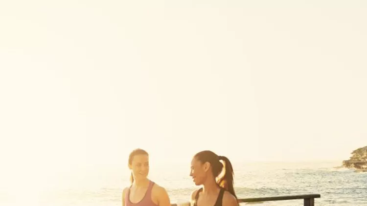 Περπάτημα μετά το φαγητό | Έρευνες για το πώς βελτιώνει την πέψη, το σάκχαρο και μειώνει το κίνδυνο για καρδιαγγειακά νοσήματα