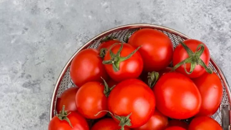 Φρουτοσαλάτα με ντομάτα και άλλες ιδέες με το φρούτο του καλοκαιριού