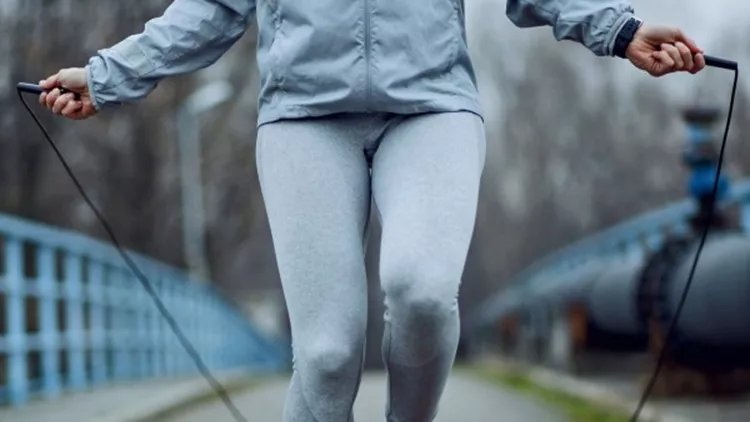 Το πρόγραμμα ασκήσεων με σχοινάκι που καίει 13 θερμίδες το λεπτό