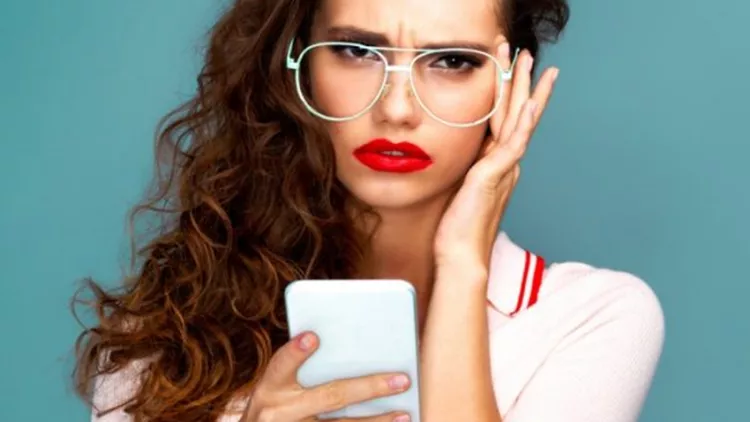 Εθισμένη στο διαδίκτυο και τα social media; Αυτές οι συνήθειες το προδίδουν