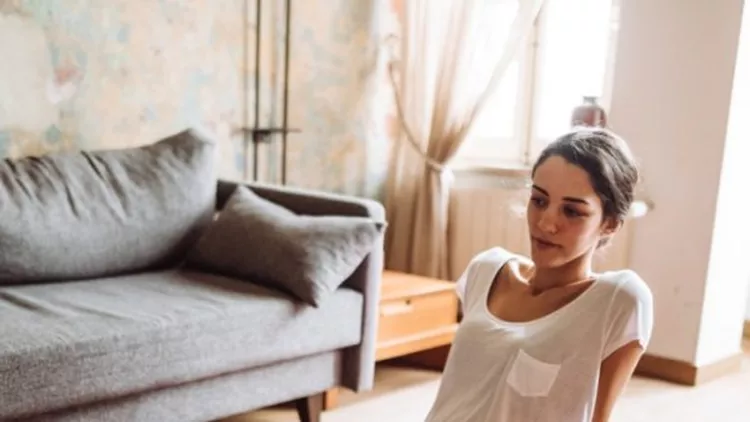 Ασκήσεις για τη μέση: Mini workout με stretching που θα ξεμπλοκάρει τη μέση μας