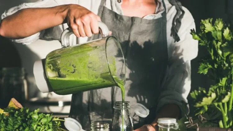 Πράσινα σμούθι για αποτοξίνωση: Συγκεντρώσαμε 10 συνταγές για γρήγορο detox
