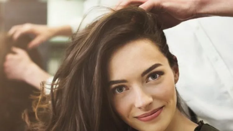 10 έξυπνα τρικ που χρησιμοποιούν οι κομμωτές για τέλεια μαλλιά (αντίγραψέ τους!)