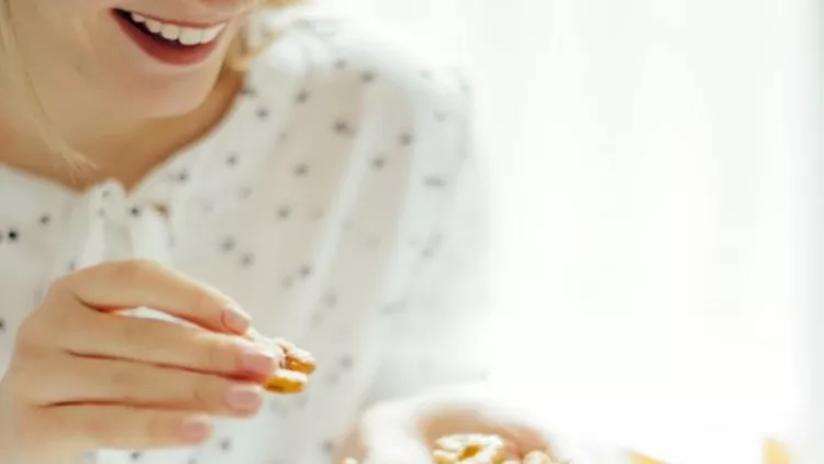 Η ειδικός απαντά: Τελικά βοηθούν τα σνακ στη δίαιτα και απώλεια βάρους;