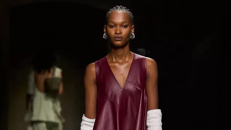 Bottega Veneta FW '23 | Γλυπτό του Boccioni και δύο ρωμαϊκά του 1ου π.Χ. αιώνα έκλεψαν την παράσταση στο show