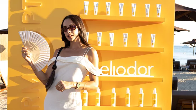 Miss Bloom x Pharmasept | Ένα ηλιόλουστο καλοκαιρινό πάρτι γεμάτο glow και φυσική προστασία