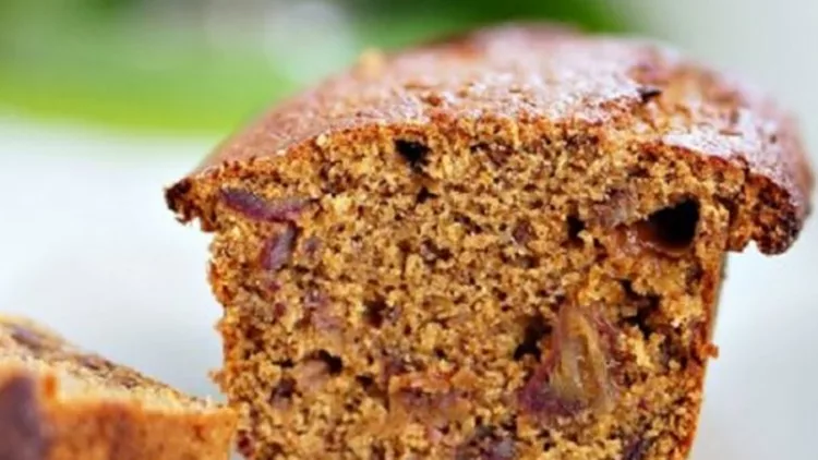 Κέικ ολικής άλεσης με ξηρούς καρπούς και λιναρόσπορο – για τέλειο πρωινό