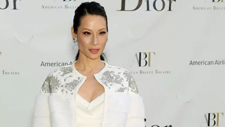 Η Lucy Liu επέλεξε το άσπρο χρώμα και συνδύασε το φόρεμά της με ένα κοντό ζακετάκι.