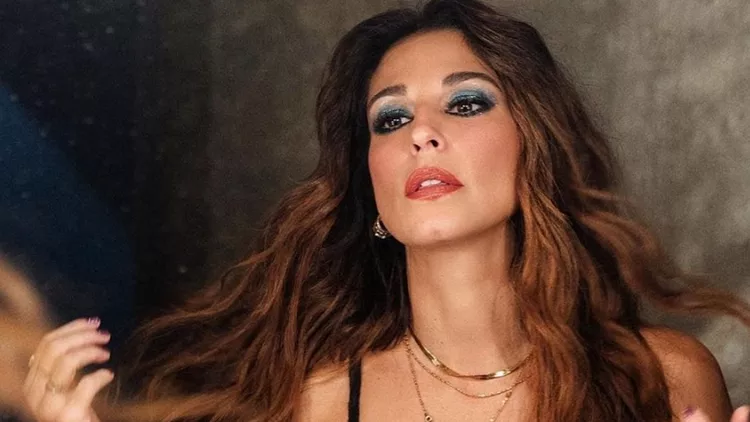 Το μίνι εφαρμοστό φόρεμα της Κατερίνας Παπουτσάκη είναι ιδανικό για βραδινές εμφανίσεις