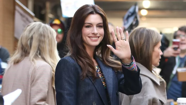 Το boxy blazer της Anne Hathaway είναι αυτό που χρειάζεσαι στη γκαρνταρόμπα σου φέτος