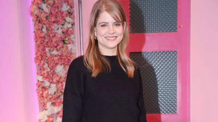 Η Δανάη Μιχαλάκη φόρεσε το πιο διαχρονικό σακάκι της γυναικείας γκαρνταρόμπας