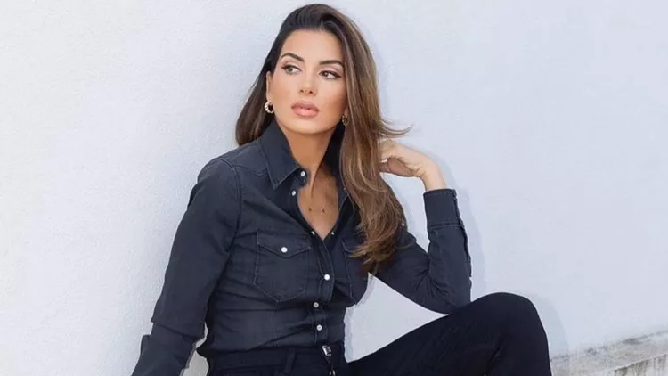 Σταματίνα Τσιμτσιλή | Οι 4 τρόποι που έχει επιλέξει να εντάξει στα φθινοπωρινά looks της μία leather φούστα