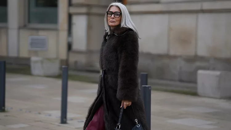 5 γιορτινά outfits για γυναίκες άνω των 50 που συνδυάζουν άνεση και κομψότητα