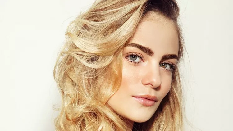 Πώς να κάνω τα φρύδια μου πιο ξανθά