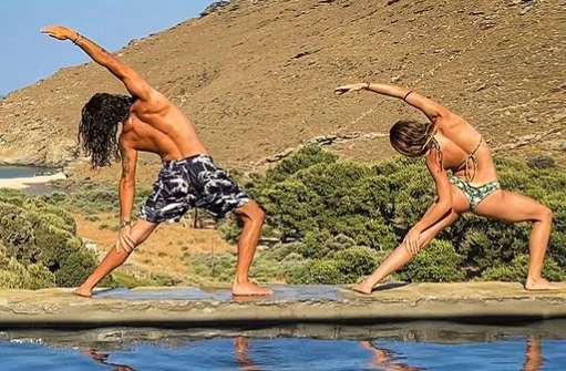 Άγγελος Λάτσιος – Γαία Μερκούρη | Κάνουν topless γιόγκα στη χιονισμένη Άνδρο