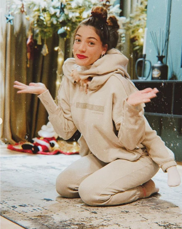 Ήβη Αδάμου – Μιχάλης Κουϊνέλης | Πλάνα από το μοντέρνο σπίτι τους – Το industrial σαλόνι και η μεγάλη βιβλιοθήκη