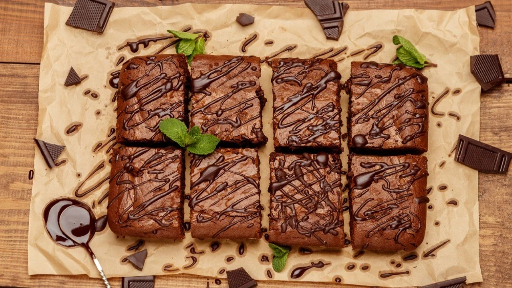 Η αγαπημένη vegan συνταγή για κέικ σοκολάτας χωρίς αυγά, χωρίς βούτυρο και ελάχιστη ζάχαρη