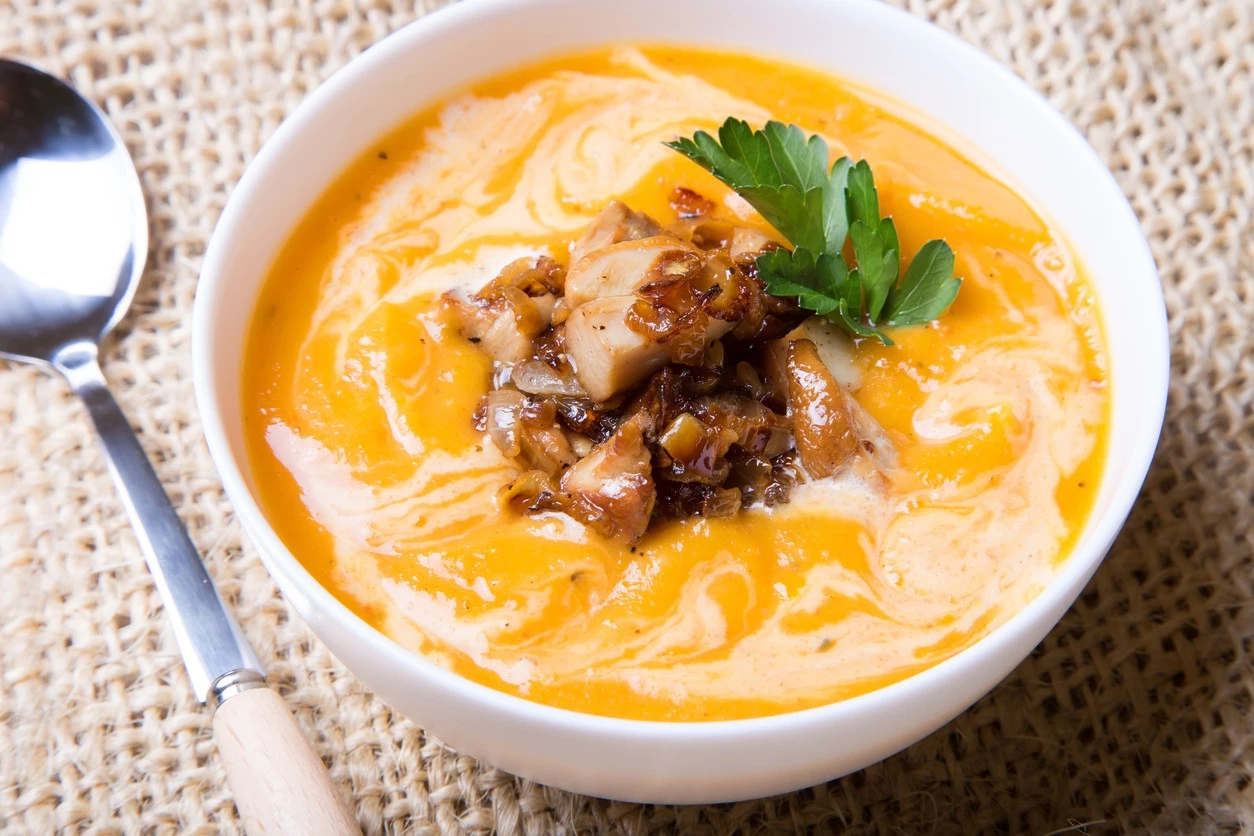 Σούπα με κίτρινη κολοκύθα, αχλάδι και καστανό ρύζι