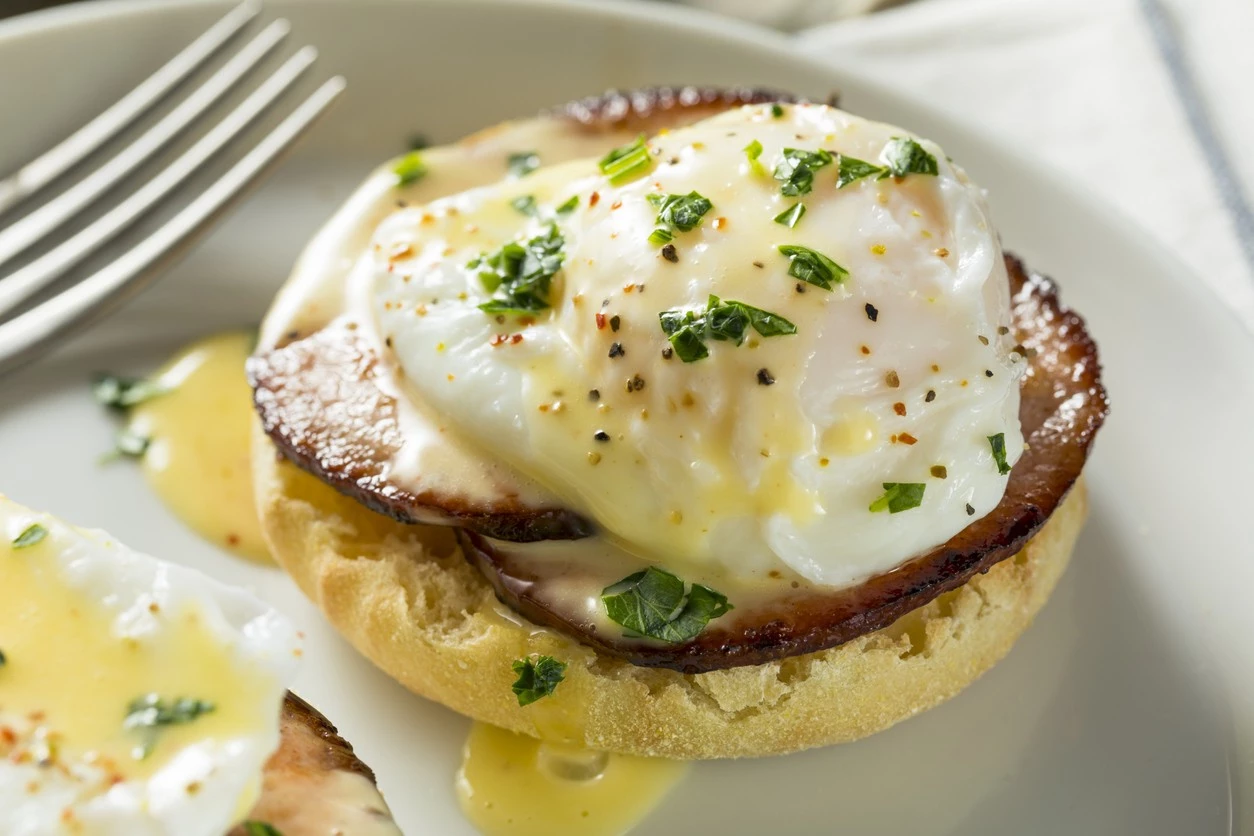 Συνταγή για αυγά Μπένεντικτ (Eggs Benedict) | Ο Νεοϋορκέζικος τρόπος να απολαύσεις τα αυγά