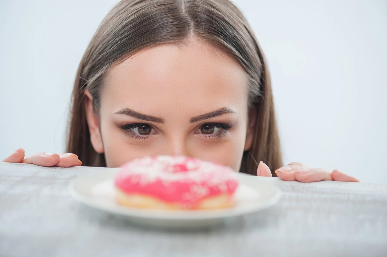 «Γιατί πεινάω συνέχεια;» Οι 11 αιτίες που δεν μπορείς να σταματήσεις να τρως