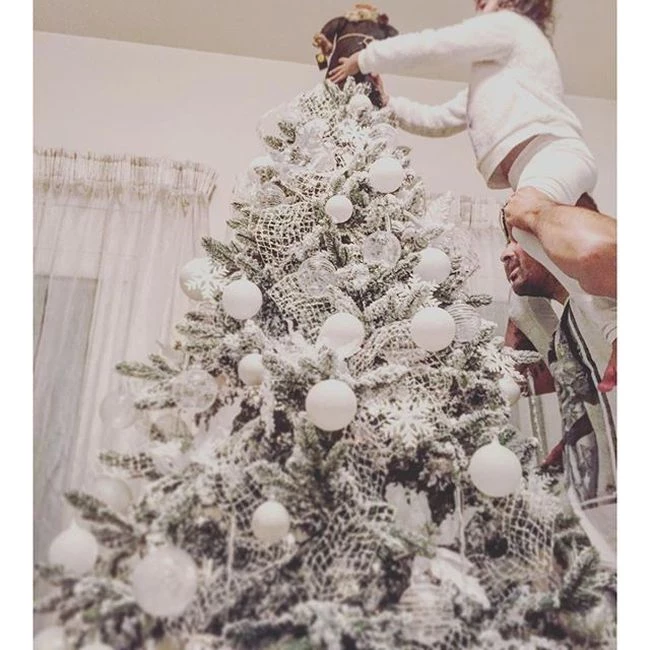 Γιάννης Αϊβάζης - Μαρία Κορινθίου: Το χριστουγεννιάτικο δέντρο που στόλισαν μαζί με την κόρη τους!