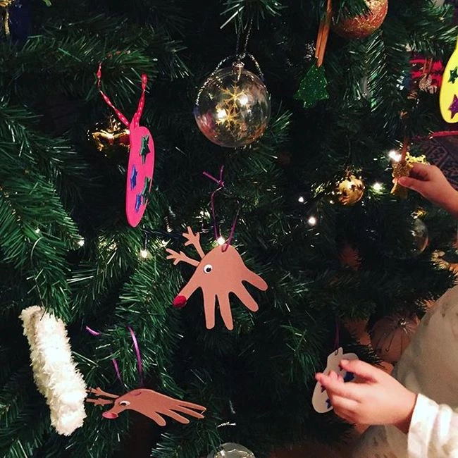 Σταματίνα Τσιμτσιλή: Το χριστουγεννιάτικο δέντρο που στόλισε μαζί με τις κόρες της