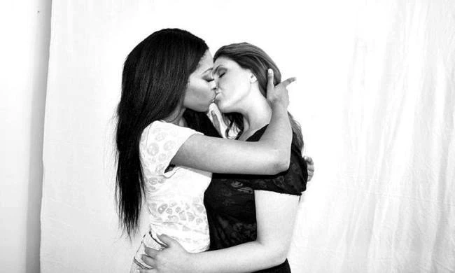 Έλενα Παπαρίζου: Το μήνυμα για το σύμφωνο συμβίωσης και το φιλί στο στόμα με την Courtney Parker