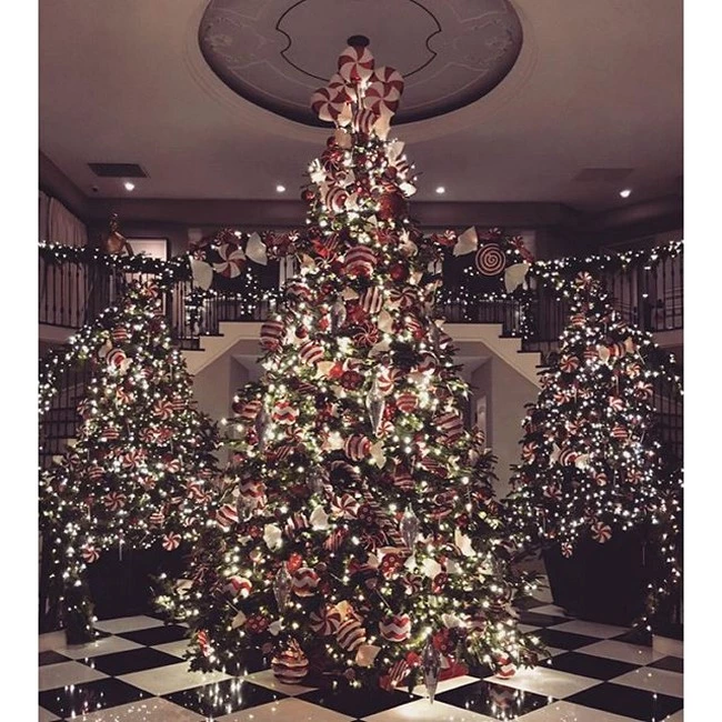 Η extravagant χριστουγεννιάτικη διακόσμηση στο σπίτι των Kardashian