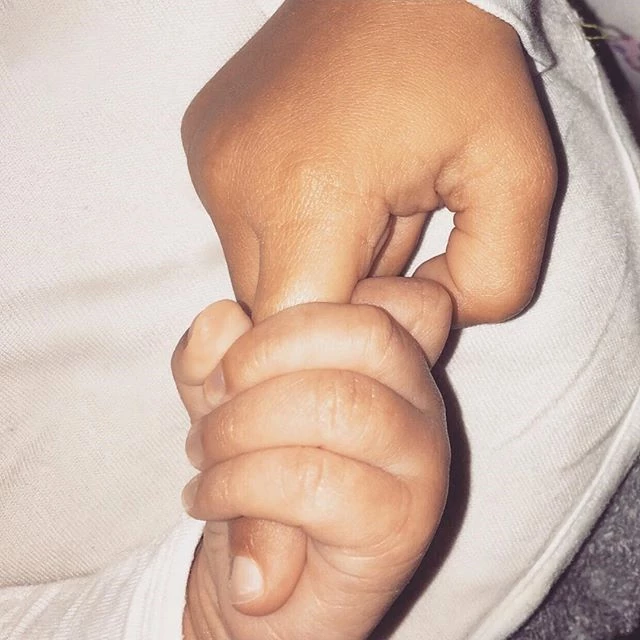 H Kim Kardashian μοιράζεται την πρώτη φωτογραφία του γιου τους, Saint