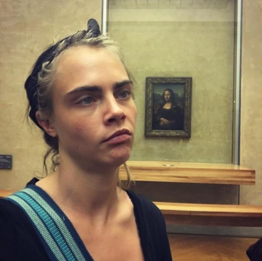 Η Cara Delevingne “φλερτάρει” με τη Mona Lisa - εικόνα 2