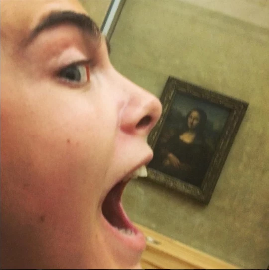 Η Cara Delevingne “φλερτάρει” με τη Mona Lisa