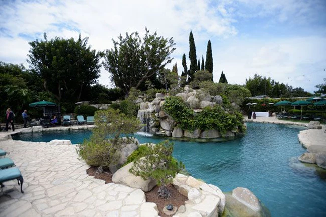 mansion-pool