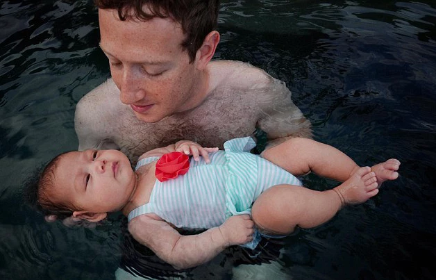 Το πρώτο μπάνιο της κόρης του Mark Zuckerberg “έσπασε” το Internet