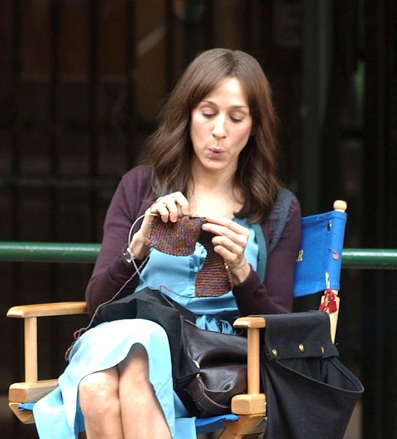 Sara Jessica Parker during the filming of her new movie "Spinnging Into Butter", whistling to a bypassers music at Brooklyn University on Campus Street.